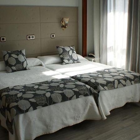 Hotel Los Naranjos Caces Δωμάτιο φωτογραφία