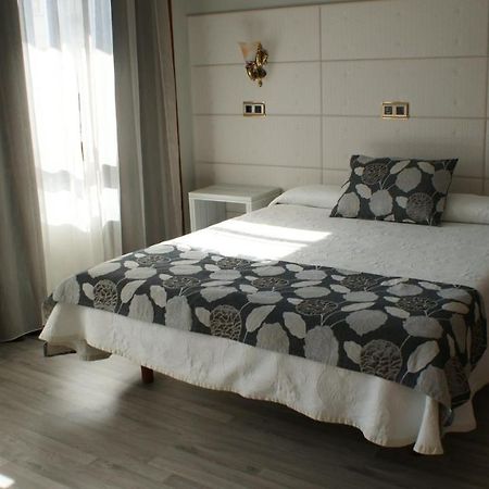 Hotel Los Naranjos Caces Δωμάτιο φωτογραφία