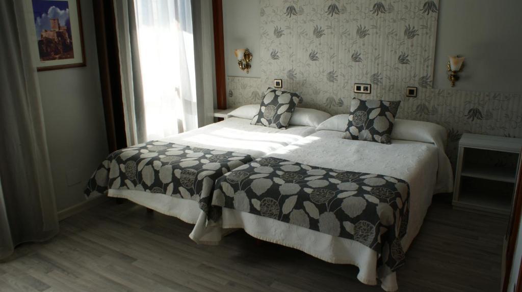 Hotel Los Naranjos Caces Δωμάτιο φωτογραφία