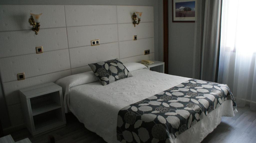 Hotel Los Naranjos Caces Δωμάτιο φωτογραφία