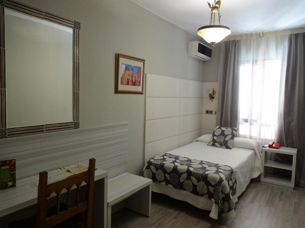 Hotel Los Naranjos Caces Δωμάτιο φωτογραφία