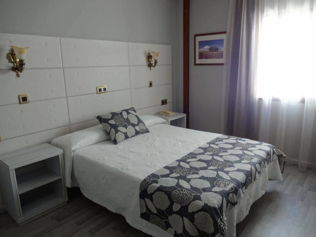 Hotel Los Naranjos Caces Εξωτερικό φωτογραφία