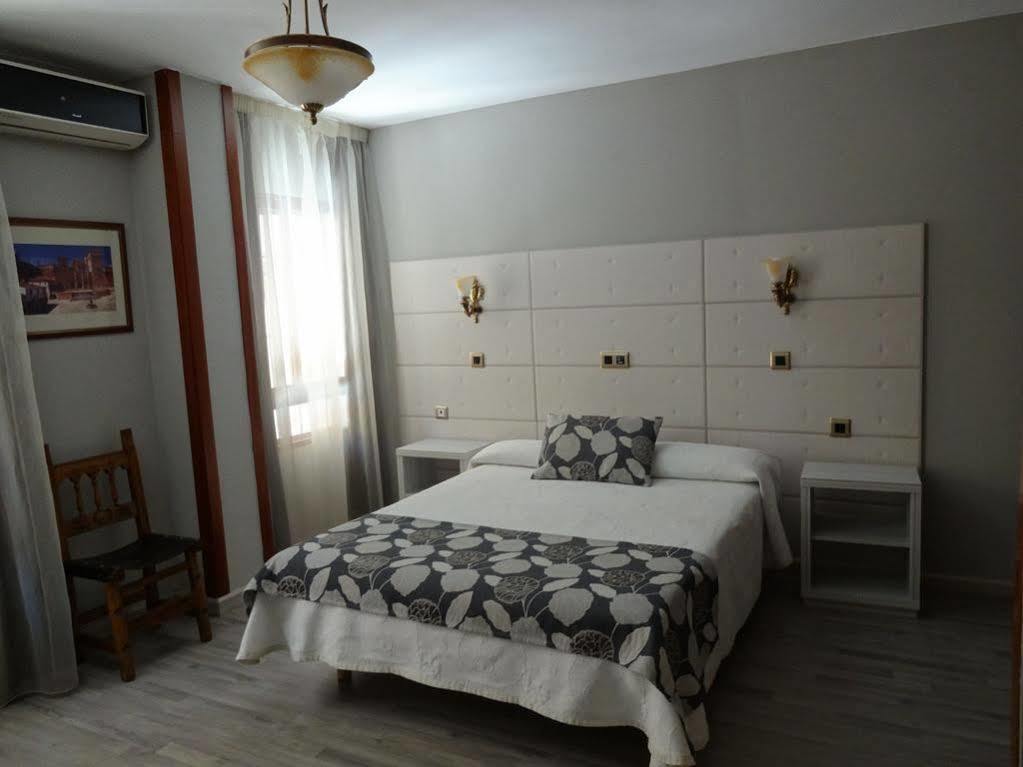 Hotel Los Naranjos Caces Εξωτερικό φωτογραφία