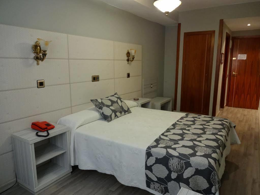 Hotel Los Naranjos Caces Εξωτερικό φωτογραφία