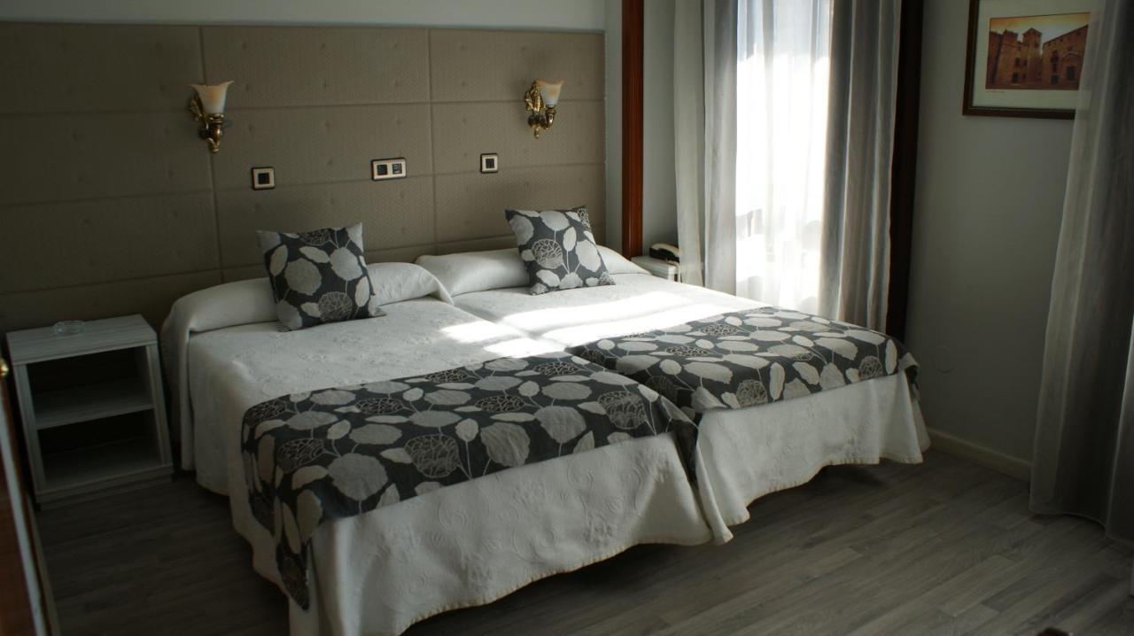 Hotel Los Naranjos Caces Δωμάτιο φωτογραφία