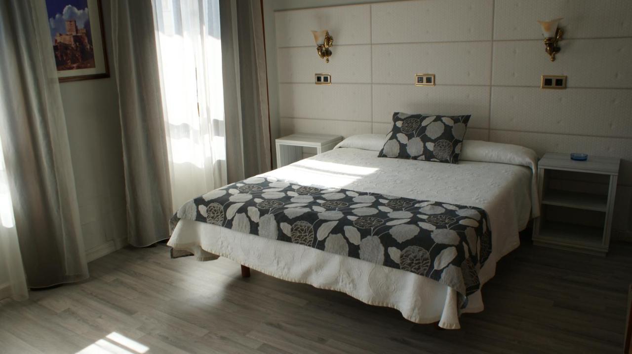 Hotel Los Naranjos Caces Δωμάτιο φωτογραφία